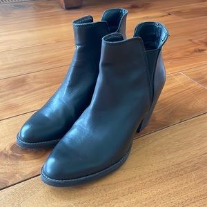 Dolce Vita black ankle booties (7.5)